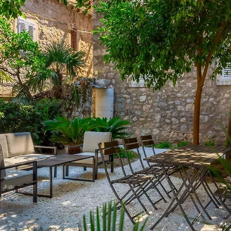 Old Town House With Floor Heating & Lush Private Garden * Dubrownik