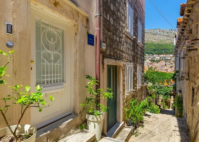 Old Town House With Floor Heating & Lush Private Garden Dom wakacyjny