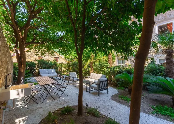 Dom wakacyjny Old Town House With Floor Heating & Lush Private Garden