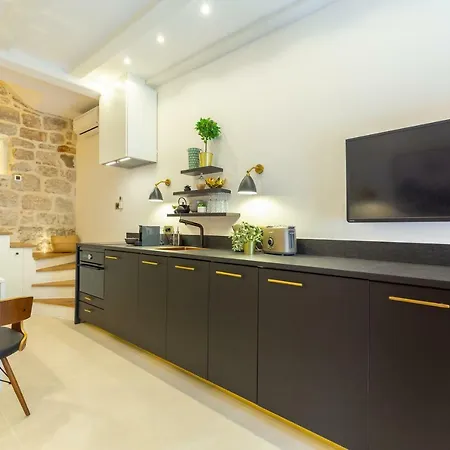 Old Town House With Floor Heating & Lush Private Garden Feriehus *