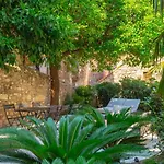 Old Town House With Floor Heating & Lush Private Garden