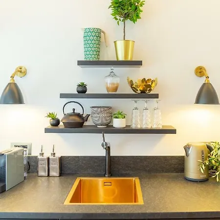 Hébergement de vacances Old Town House With Floor Heating & Lush Private Garden *