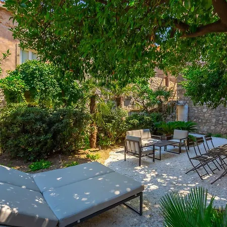 Old Town House With Floor Heating & Lush Private Garden *