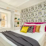 Old Town House With Floor Heating & Lush Private Garden Ντουμπρόβνικ
