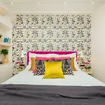 Old Town House With Floor Heating & Lush Private Garden Hébergement de vacances *
